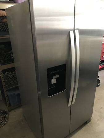 Like New Whirlpool Refrigerator with Ice and Water 1