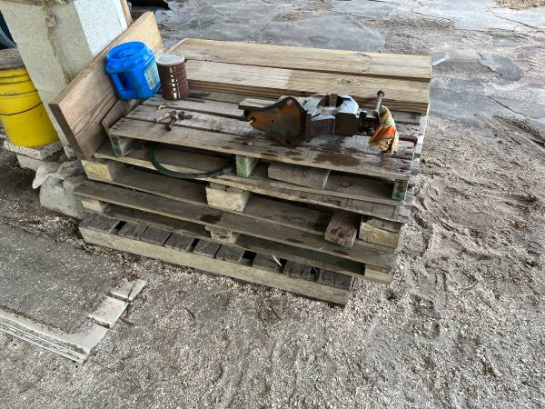Pallets, 4 1