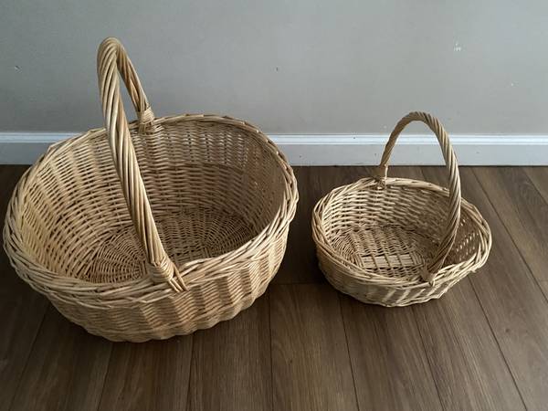 Two Round Baskets with Handle 1