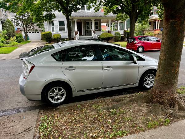 2011 Toyota Prius -- pocos kilómetros, excelente estado mecánico, neumáticos nuevos - $7.500 (Ditmas Park)63437701614337122