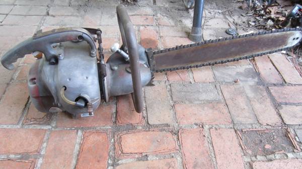 Antique Mall 12A Chainsaw w/28" Bar - $1 (East Peoria)62930781838337121