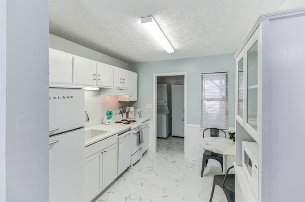 $1450.00 Large studio including all utilities 1 1/2 blocks from the beach63910446532354122