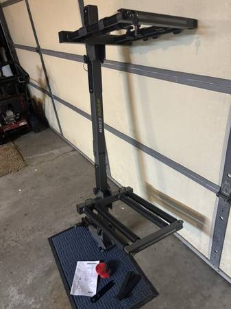 Buzz Rack hitch mount ski and snowboard rack 1