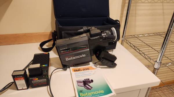 Sony Beta Movie BMC-200 camera, case and battery charger - cds
