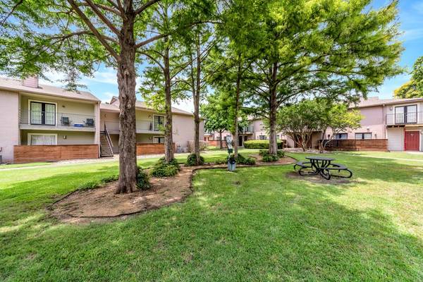 Black Appliances, Dining Room, Pet Play Area 1