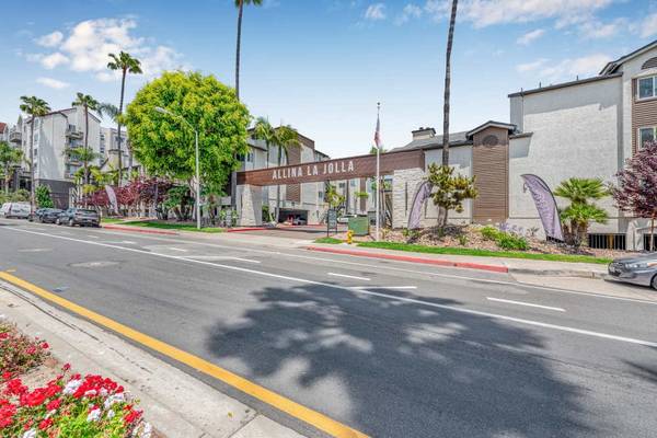 $3,260 / 2br - 1004ft2 - Located in San Diego, Swimming Pool, 2B/2B (3417 Lebon Dr, San Diego, CA)63878476357249124