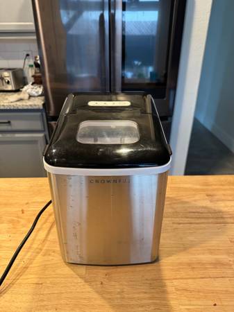 Crownful ice maker 1