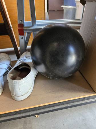 Vintage Columbia U 300 Black Bowling Ball. 15.9 pound 1