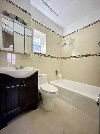 $1,275 / 3br - Habitación grande con cama queen, cerca del "JFK" tren A/J + autobús Q53/56 (Ozone Park / Howard Beach / Woodhaven / Crossbay)63949685152003121