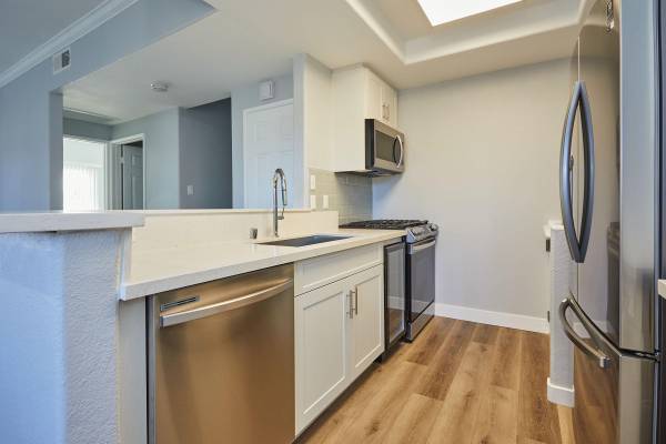 $3,559 / 2br - 1176ft2 - Tree-Top Views, In-Unit Full-Sized Washer & Dryer, 2/BD 2.5/BA (22219 Summit Vue Lane, Woodland Hills, CA)63700977811201124
