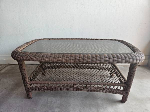 Beautiful wicker coffee table 1