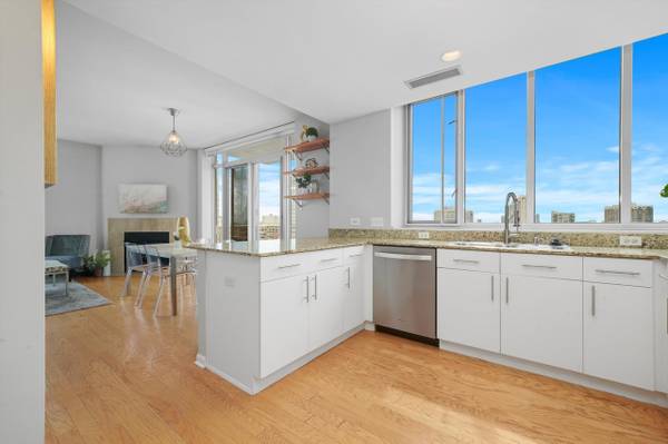 $2,736 / 2br - 2Bed/2Bath corner condo with a private balcony off living area (Chicago)63960013889411124