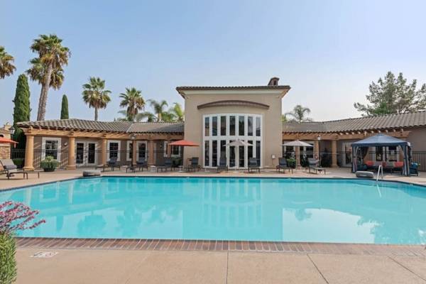 $3,062 / 2br - 1086ft2 - Covered Parking, Resident Rewards Program, Game Room (1850 Thibodo Rd, Vista, CA)64037223094659120