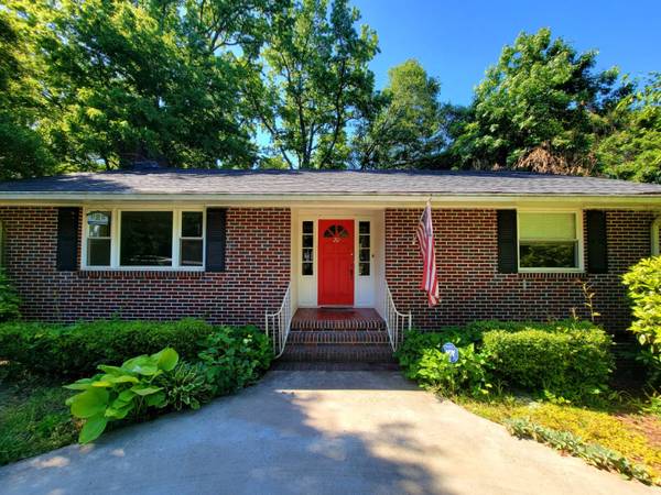 1 Large house with bonus room, great views and more! 1