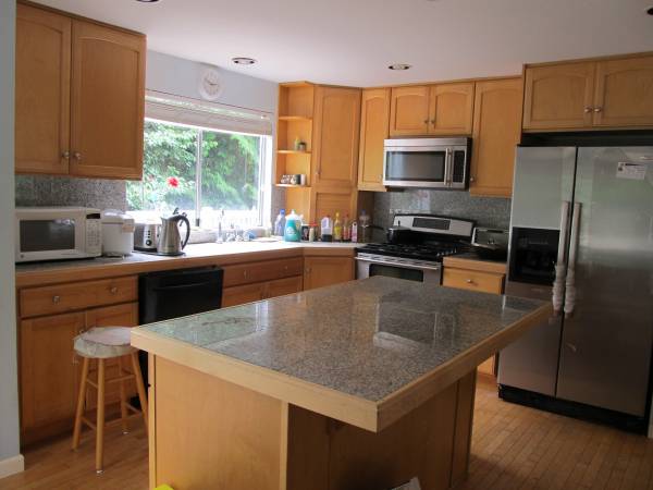 $999 / 1br - 250ft2 - LARGE MASTER BEDROOM w/ PRIVATE BATH and STORAGE - REDMOND (98052) (Redmond)64031306207107123