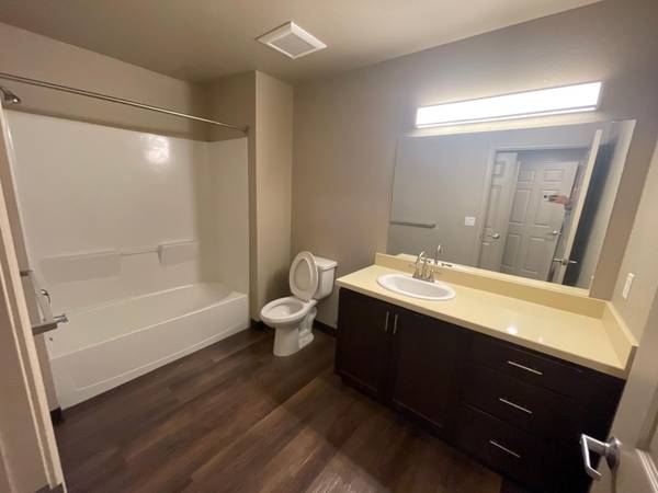 $3,500 / 2br - 1028ft2 - Modern unit with in unit laundry and parking in great location (south san francisco)64011321651970123