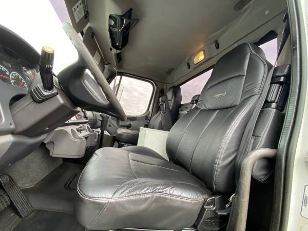 2011 Freightliner M2 106 w - Photo 11