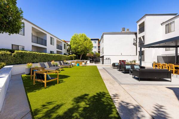 $2,750 / 2br - 1070ft2 - ¡DISFRUTA DE UNA PISCINA INCREÍBLE JUSTO AFUERA DE TU HOGAR! ¡2 DORMITORIOS Y 2 BAÑOS! (21031 Parthenia St, Canoga Park, CA)63857623377667120
