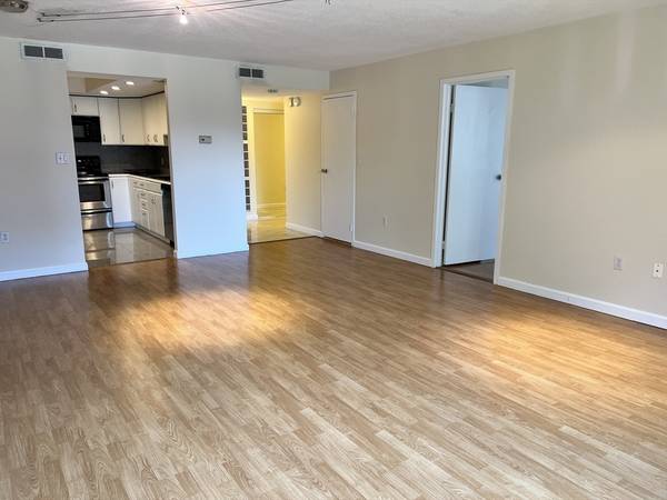Bright Apt. – Amenities, Pool & Tennis | Swampscott | Available Now 1