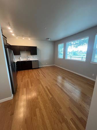 $1,525 / 1br - 535ft2 - Cozy 1 Bed/1 Bath Ground Floor Condo in Secure Building, Available Now (Lynden)63935190923267124