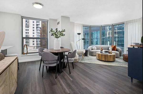 $3,400 / 2br - 1232ft2 - Great 2 bed with washer/dryer in unit, hardwood floors and huge pool (East Loop)63899123516931121