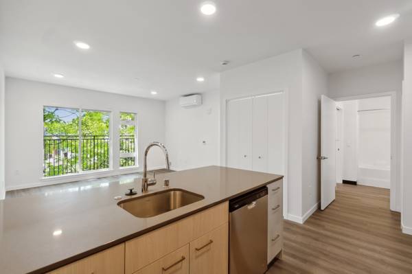 $2,775 / 2br - 739ft2 - Capitol Hill 2-Bed, 2-Bath | In-Unit Laundry, Rooftop & Pet-Friendly (Seattle)63850642103553123
