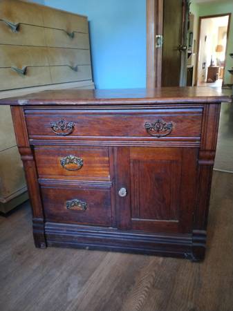 Vintage Washstand 1