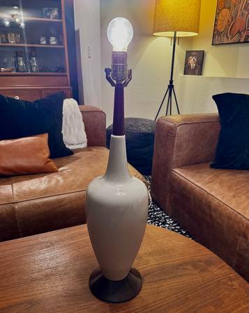 Vintage Ceramic/Walnut Table Lamp 1