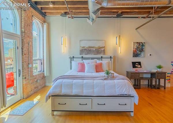 $1,000 / 1br - Perched on the top floor of one of downtown Colorado Springs’63687049569283123