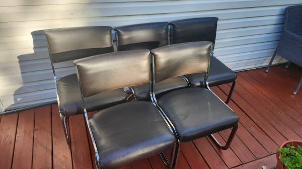 table with oval glass top and six chairs 1