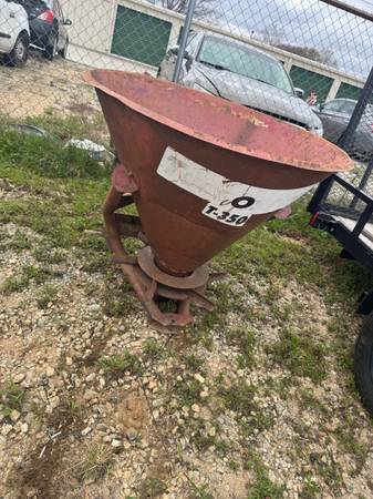 Tractor spreader !! - $150 (Loganville)63470457819011121