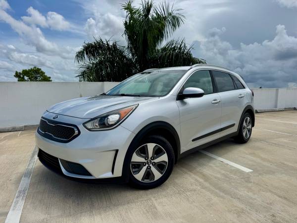 KIA NIRO HYBRID / LOW MILES - $10,500 (Boca Raton)63469735102977120
