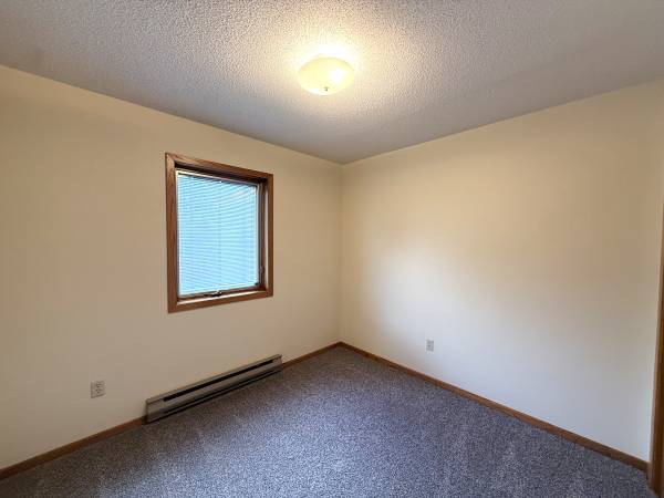 $825 / 2br - 700ft2 - 2BR/1BA + Garage – Cat Friendly – $825/mo – Available NOW (Menomonie, WI)63845958928515123