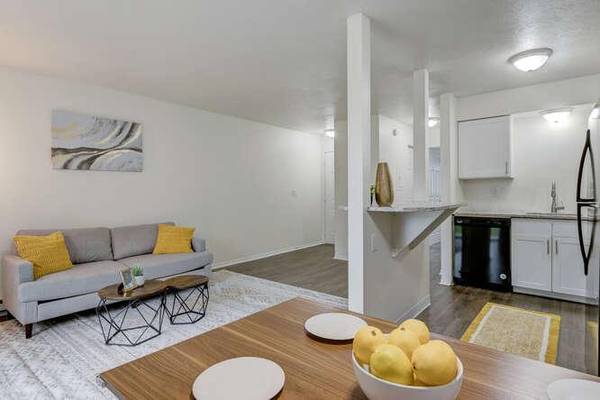 $1,215 / 1br - 614ft2 - New Countertops, Detached Garage Included, New Painted Cabinets (Boise, ID)63794945583747120