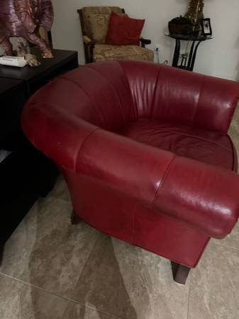 Red Leather chair - $150 (La Quinta)62972944610563124
