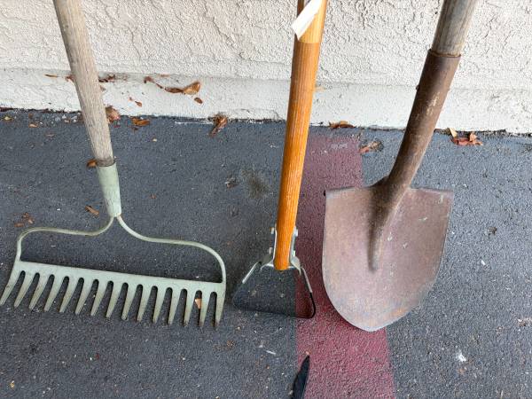 Garden Yard Tools set of 3 Rake Shovel Hoe 1