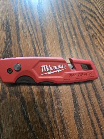 Milwaukee Fastback Compact Folding Utility Knife 1