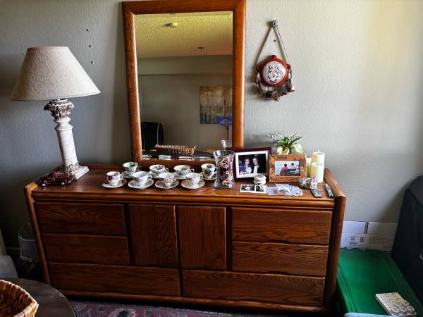 8-Drawer Solid Oak Dresser & Mirror 1980’s 1