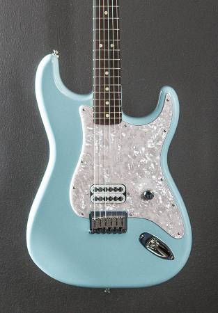 TOM DELONGE DAPHNE BLUE STRATOCASTER BRAND NEW GUITAR NEVER PLAYED 1