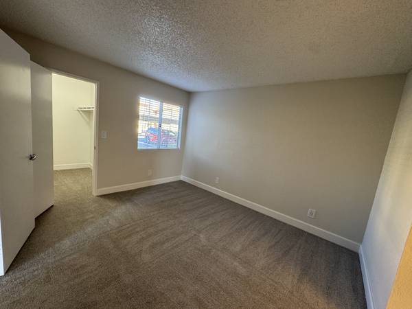 $1,575 / 1br - 725ft2 - City	Outside. Tranquility Inside! (Las Vegas)63907028347523124
