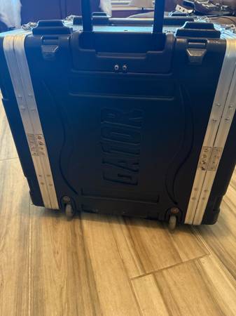 Gator 10U Rollng Case 1