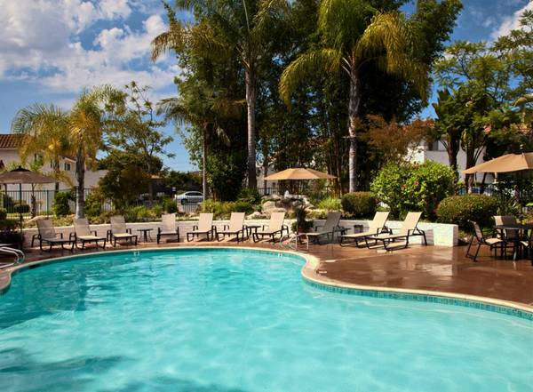 $2,645 / 2hab - ¡OBTÉN 1 MES GRATIS AHORA! - Suite Principal, Patios de Estilo Jardín (La Mesa)63847865575169121