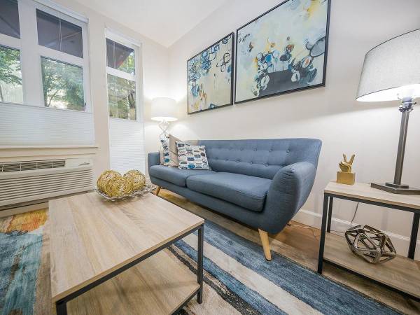 $1,499 / 1br - 669ft2 - Warm, wood-style floors, Built-in microwave, Sleek granite countertops (Portland)64039058006786123