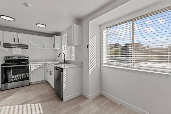 $1,925 / 2br - 878ft2 - Vaulted Ceilings, Full Sized Washer and Dryer, Spacious Layouts!! (Lynnwood)63852482826497123