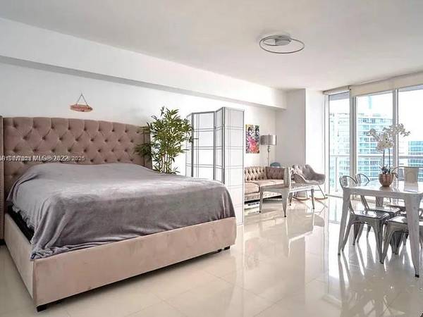 $2,395 / 1br - 550ft2 - MOVE IN ASAP! Large luxury studio with waterview (Brickell)64049282181633120