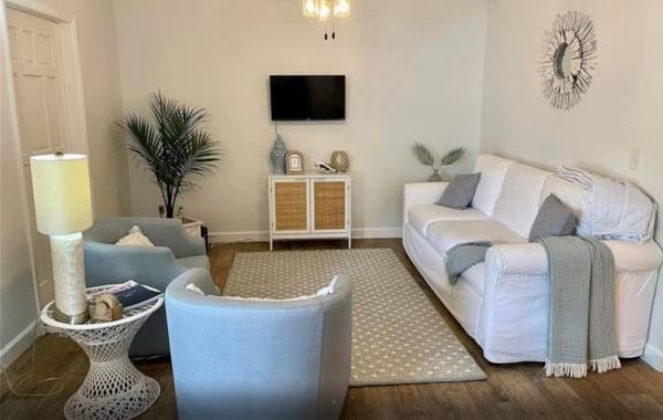 $1,300 / 2br - 800ft2 - BEAUTIFUL 2 BEDROOMS FOR RENT AT DOWNTOWN STUART (Stuart)63799858119681120