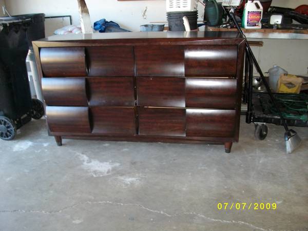 **********EXCELLENT  CONTEMPORY  BEDROOM DRESSER FOR SALE ************ 1