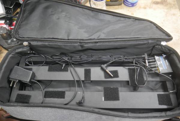GHOSTFIRE STAND PEDAL BOARD WITH GOKKO PEDAL POWER. USED .TESTED. IN A 1