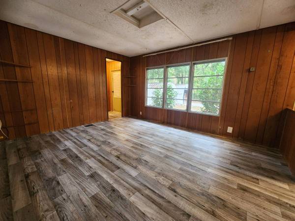 $995 / 2br - 2 BED 2 BATH WITH SCREENED PORCH & 2 STORAGE SHEDS! (Silver Springs)63861744690433124