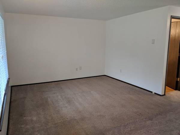 $1,995 / 2br - 1026ft2 - 2 Bedroom, 1.5 Bathroom Townhouse- Garage, Fenced Yard, W/D! (Spanaway)63850641087105123